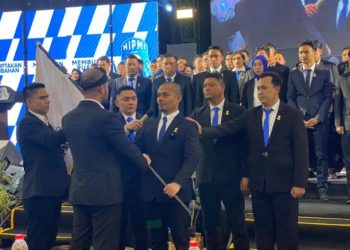 Ketua BPD HIPMI Jambi Fadhillah Hasrul menerima bendera petaka dari Ketua Umum BPP HIPMI Akbar Himawan Bukhari dalam prosesi pelantikan pengurus HIPMI Jambi periode 2025–2028 di Swiss-Belhotel Jambi, Rabu (4/6/2025). (Dok Daus)