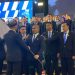 Ketua BPD HIPMI Jambi Fadhillah Hasrul menerima bendera petaka dari Ketua Umum BPP HIPMI Akbar Himawan Bukhari dalam prosesi pelantikan pengurus HIPMI Jambi periode 2025–2028 di Swiss-Belhotel Jambi, Rabu (4/6/2025). (Dok Daus)