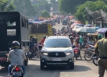 Kemacetan parah di Jalan Orang Kayo Pingai, Jambi Timur, akibat keberadaan pedagang kaki lima yang menggunakan bahu jalan. Pemkot Jambi akan menertibkan lokasi ini mulai 10 Juni 2025. (Dok. Stepanus)
