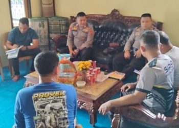 Personel Ditpolairud Polda Jambi bersama Kapolsek Jaluko, pengelola tongkang, dan pemilik keramba saat melakukan mediasi penyelesaian kerugian akibat insiden tongkang yang menabrak keramba ikan di Desa Pematang Jering, Kabupaten Muaro Jambi, Jumat (31/5/2025). (Dok, Daus)