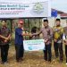 Dirut Perumdam Tirta Mayang, Dwike Riantara (kanan), secara simbolis menyerahkan hewan kurban kepada panitia pelaksana di lingkungan warga RT 27 Kota Jambi, Kamis (5/6/2025). (Dok. Yola)
