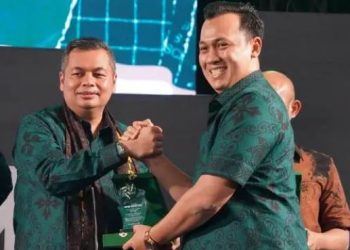 Ketua DPRD Kota Jambi, Kemas Faried Alfarelly (kiri), menerima penghargaan HIPMI Award 2025 dari Wakil Ketua Umum BPD HIPMI Jambi, M. Khadafi, dalam Musda HIPMI XII di Swiss-Belhotel Jambi, Rabu (4/6/2025). (Dok Daus)