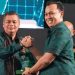 Ketua DPRD Kota Jambi, Kemas Faried Alfarelly (kiri), menerima penghargaan HIPMI Award 2025 dari Wakil Ketua Umum BPD HIPMI Jambi, M. Khadafi, dalam Musda HIPMI XII di Swiss-Belhotel Jambi, Rabu (4/6/2025). (Dok Daus)