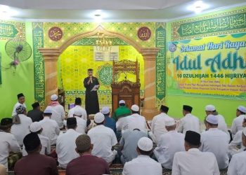 Ustaz Warhan Tanjung, S.Ag. saat menyampaikan khutbah pada Salat Idul Adha 1446 Hijriah di Masjid At-Taubah, Lapas Kelas IIA Jambi, Jumat (6/6/2025). (Dok. Daus)
