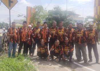Para anggota Pemuda Pancasila Kab.Tanjab Barat berfoto bersama seusai pelaksanaan penyembelihan hewan kurban di Hari Raya Iduladha 1446 Hijriah, Sabtu (7/6/2025). (Dok. Pemuda PancasilaTanjab Barat)