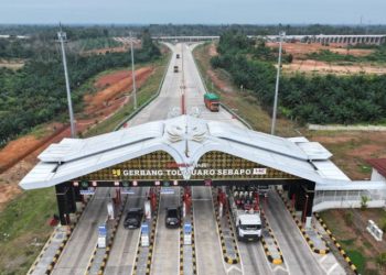 Gerbang Tol Muaro Sebapo di ruas Tol Bayung Lencir – Tempino tampak ramai dilintasi kendaraan selama libur Idul Adha 1446 H, Jumat (6/6/2025). (Dok. Akun instagram @HutamaKarya)