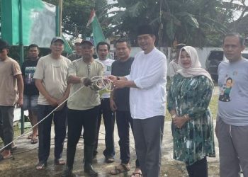 Ketua DPW PKB Jambi Elpisina dan pengurus partai saat prosesi penyembelihan hewan kurban di Sekretariat DPW PKB Jambi, Sabtu (25/6/2025). (Dok. Daus)