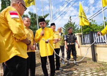 H. Ivan Wirata, Ketua DPD Partai Golkar Muaro Jambi dan Wakil Ketua DPRD Provinsi Jambi, menyerahkan secara simbolis hewan kurban di Kantor DPD Partai Golkar Provinsi Jambi, Sabtu (7/6/2025). (Foto: Stepanus)