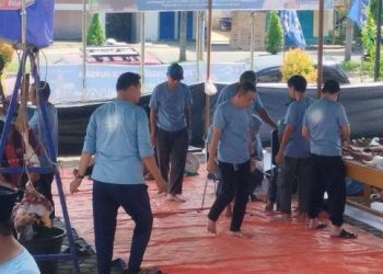Sejumlah kader dan politisi PAN Jambi bergotong royong saat proses pemotongan dan penyiapan daging kurban di halaman Rumah PAN Jambi, Minggu (8/6/2025). (Foto: Daus)