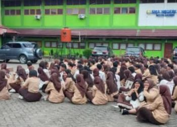 Ratusan siswa SMA Negeri 1 Kota Jambi mengikuti pengarahan pasca-pengumuman hasil SNBT UTBK 2025 di halaman sekolah, Senin (9/6/2025). (Dok, Yola)