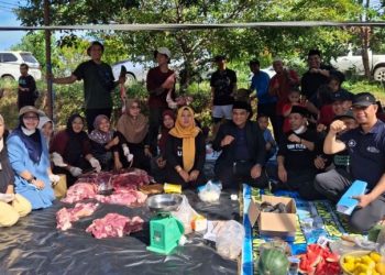 Warga kampus dan mitra kerja UIN STS Jambi berfoto bersama usai pelaksanaan penyembelihan hewan kurban di halaman Masjid Ash-Shahabah, Kampus II UIN STS Jambi, Ahad (8/6/2025). (Dok. Yola)