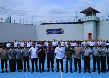 Kepala Kanwil Ditjenpas Jambi, Hidayat, bersama unsur TNI, Polri, BNN, dan pejabat Kanwil Kemenkumham Jambi usai pembukaan pelatihan dasar pengamanan CPNS di Lapas Kelas IIA Jambi, Selasa (10/6/2025). (Dok. Daus)