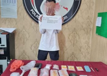 Tersangka pengedar narkotika berinisial FL beserta barang bukti sabu, ekstasi, dan perlengkapan pengemasan di Mapolres Batanghari, Jambi, Minggu (8/6/2025). (Dok. Humas Polres Batanghari)