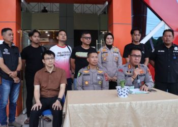 Kapolresta Jambi Kombes Pol Eko Wahyudi dan jajaran RS Bhayangkara Jambi memberikan keterangan pers terkait kondisi bayi perempuan yang ditemukan di Jambi Selatan, Senin (9/6/2025). (Foto: Stepanus)