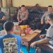 Personel Ditpolairud Polda Jambi bersama Kapolsek Jaluko, pengelola tongkang, dan pemilik keramba saat melakukan mediasi penyelesaian kerugian akibat insiden tongkang yang menabrak keramba ikan di Desa Pematang Jering, Kabupaten Muaro Jambi, Jumat (31/5/2025). (Dok, Daus)