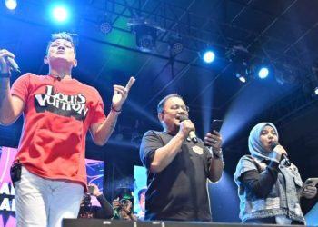 Andika (kiri) bersama Wali Kota Jambi Dr. H. Maulana tampil enerjik di panggung Tumpah Ruah Fest 2025 Minggu malam (1/6/2025). (Dok. Yola)