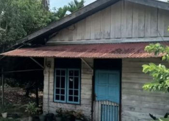 Rumah di Jalan Pangeran Hidayat, Kelurahan Sukakarya, Kecamatan Kotabaru, Kota Jambi, tempat terjadinya penikaman oleh seorang pemuda terhadap pria yang diduga kekasih ibunya, Kamis (12/6/2025). (Dok. Nahar)