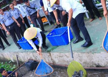 Direktur Teknologi Informasi dan Kerja Sama Pemasyarakatan Maulidi Hilal bersama jajaran Kemenkumham Jambi saat melakukan panen ikan lele sebanyak 1 ton di Lapas Kelas IIA Jambi, Rabu (12/6/2025).(Dok. Nahar)