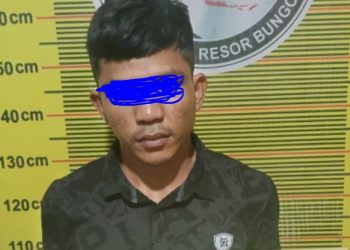 Seorang terduga pelaku penyalahgunaan narkotika diamankan Satresnarkoba Polres Bungo usai penggerebekan di sebuah tempat karaoke, Rabu (11/6/2025). (Dok. Humas Polres Bungo)