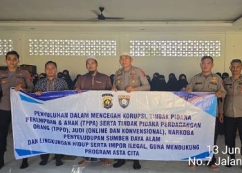 Personel Ditbinmas Polda Jambi bersama pengurus Ponpes Ummahatul Mukminin berfoto bersama usai kegiatan sosialisasi anti-bullying dan penyuluhan hukum di Alam Barajo, Kota Jambi, Kamis (13/6/2025). (Dok. Nahar)