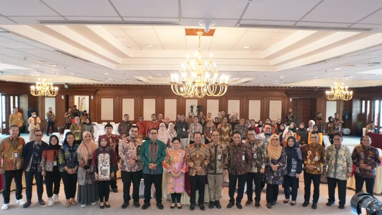 Wakil Ketua Dewan Komisioner OJK, Mirza Adityaswara (tengah), bersama jajaran dan narasumber berfoto bersama usai Forum Diskusi Survei Penilaian Integritas (SPI) bertema ‘Survei Penilaian Integritas, Bukan Sekedar Formalitas’ yang digelar di Jakarta, Selasa (3/6/2025). (Dok. Humas OJK jambi)
