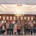 Wakil Ketua Dewan Komisioner OJK, Mirza Adityaswara (tengah), bersama jajaran dan narasumber berfoto bersama usai Forum Diskusi Survei Penilaian Integritas (SPI) bertema ‘Survei Penilaian Integritas, Bukan Sekedar Formalitas’ yang digelar di Jakarta, Selasa (3/6/2025). (Dok. Humas OJK jambi)
