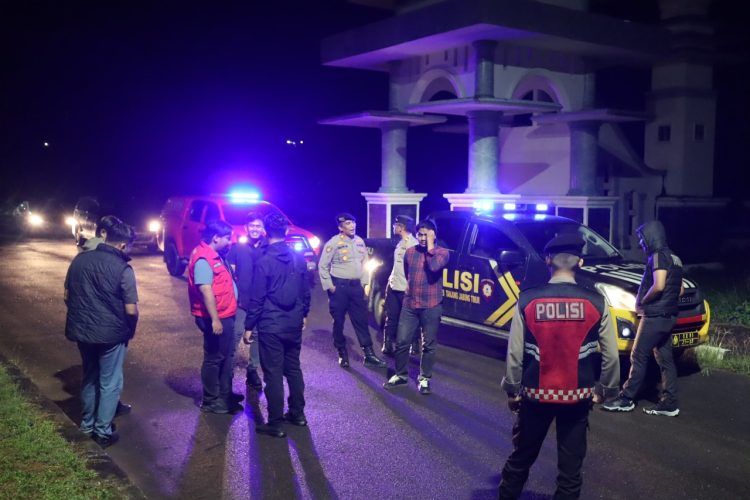 Personel Polres Tanjung Jabung Timur saat melaksanakan patroli malam dalam rangka KRYD dengan pola "Blue Light Patrol", Sabtu malam (31/05/2025). (Dok. Nahar)