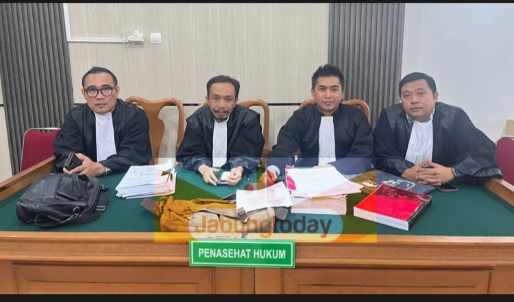 Tim Kuasa Hukum Terdakwa Viktorianus Gulo menghadiri sidang lanjutan kasus dugaan korupsi proyek Stadion Mini Sungai Bungkal di Pengadilan Tipikor Jambi, Senin (2/6/2025). (Dok. Dko / Yola)