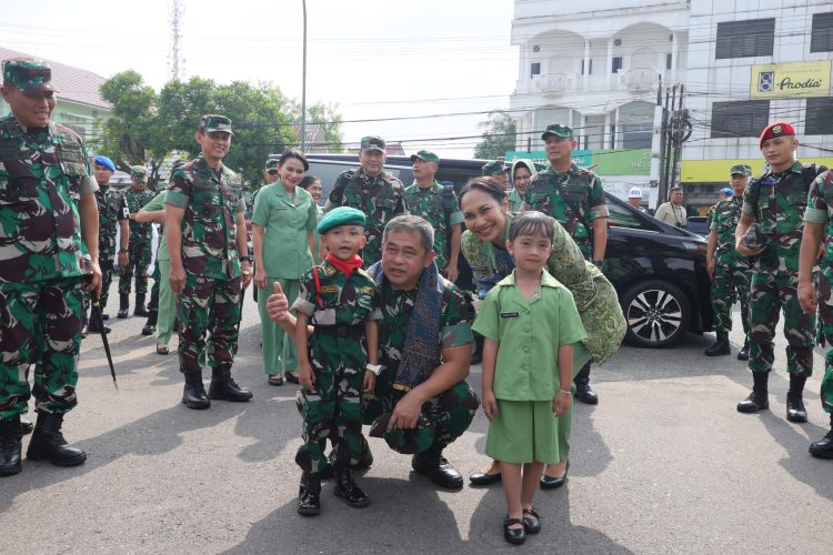 Kasad Jenderal TNI Maruli Simanjuntak, M.Sc., berpose bersama anak-anak TK Kartika dan anggota Persit Kartika Chandra Kirana saat kunjungan kerja di wilayah Korem 042/Gapu, Jambi, Selasa (3/6/2025).(Foto: Dispenad)