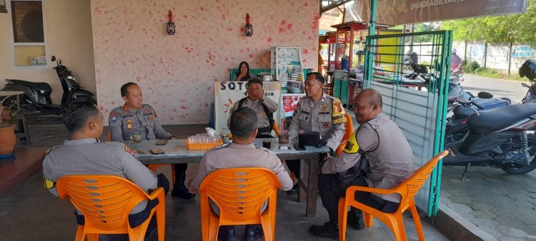 Sejumlah personel Polsek Jambi Selatan berdiskusi dalam kegiatan “Ngopi Bareng Bhabin” di salah satu warung kopi kawasan Jambi, Rabu (4/6/2025). (Dok.Yola)
