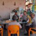 Sejumlah personel Polsek Jambi Selatan berdiskusi dalam kegiatan “Ngopi Bareng Bhabin” di salah satu warung kopi kawasan Jambi, Rabu (4/6/2025). (Dok.Yola)