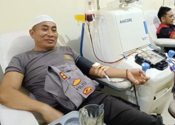AKBP Dr. Dadang Djoko Karyanto saat menjalani donor darah ke-98 di PMI Kota Jambi, Rabu (5/6/2025). (Dok.Daus)