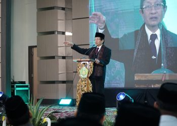 Menag RI, Prof. Dr. H. Nasaruddin Umar, MA, memberikan arahan kepada ASN Kemenag Provinsi Jambi di Asrama Haji Embarkasi Antara Jambi, Minggu (29/6/2025). (Dok.Nahar)