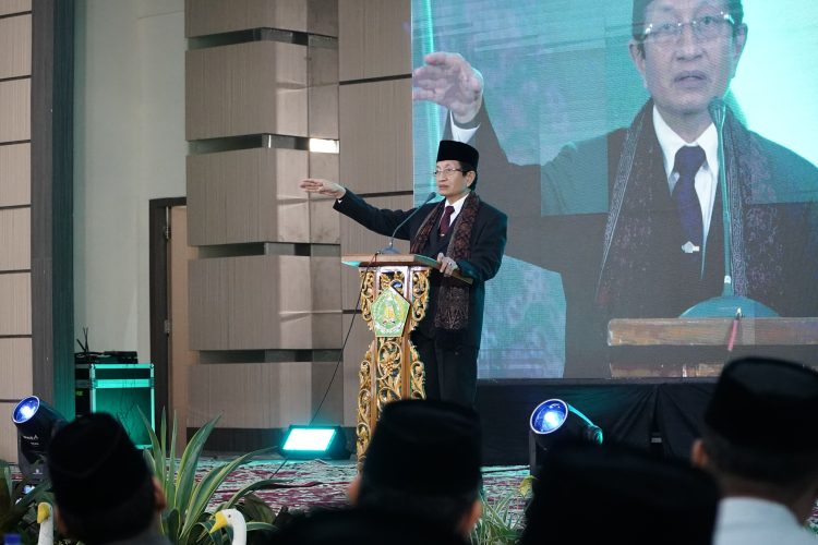 Menag RI, Prof. Dr. H. Nasaruddin Umar, MA, memberikan arahan kepada ASN Kemenag Provinsi Jambi di Asrama Haji Embarkasi Antara Jambi, Minggu (29/6/2025). (Dok.Nahar)