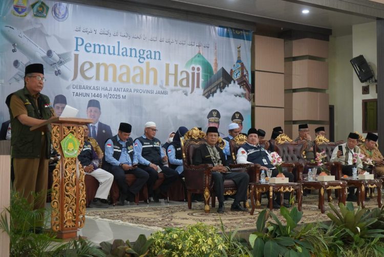 Wakil Gubernur Jambi Abdullah Sani menyampaikan sambutan saat menyambut kepulangan jemaah haji Kloter 16 di Asrama Haji Kotabaru, Jambi, Senin (30/6/2025). (Dok.Erit - kominfo)