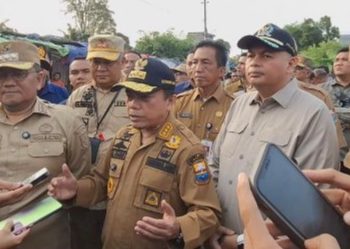 Ketua DPRD Kota Jambi Kemas Faried Alfarelly bersama Gubernur Jambi Al Haris dan Wali Kota Maulana memberikan keterangan pers saat penertiban PKL di Talang Banjar, Selasa (10/6/2025).(Dok.Nahar)