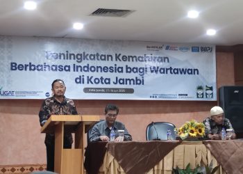 Kepala Balai Bahasa Provinsi Jambi, Drs. M Muis, menyampaikan sambutan saat membuka pelatihan peningkatan kemahiran berbahasa Indonesia di Grand Hotel, Kota Jambi, Selasa (17/6/2025).(dok.Strpanus)