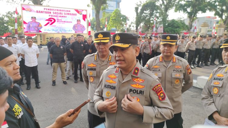 Wakapolda Jambi Brigjen Pol M. Mustaqim memberikan keterangan kepada wartawan usai menyerahkan secara simbolis bantuan sosial berupa sembako di Mapolda Jambi, Kamis (19/6/2025), . (Foto: Nahar) 