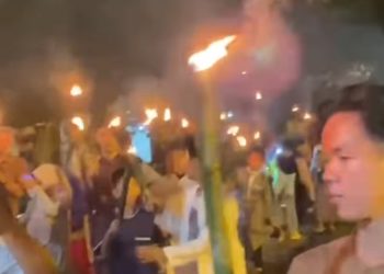 Warga RT 08 Kenali Asam Bawah antusias mengikuti pawai obor dalam rangka menyambut 1 Muharram 1447 H, Jumat malam (27/6/2025) (Dok.Nahar)