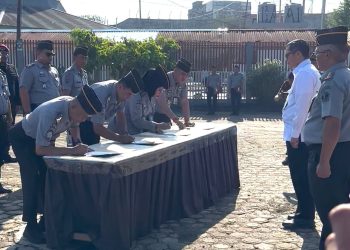 Petugas Lapas Jambi menandatangani Pakta Integritas disaksikan langsung oleh Kakanwil Ditjen PAS Jambi, Hidayat, dalam rangka memperingati Hari Lahir Pancasila 2025 (Dok. Daus)