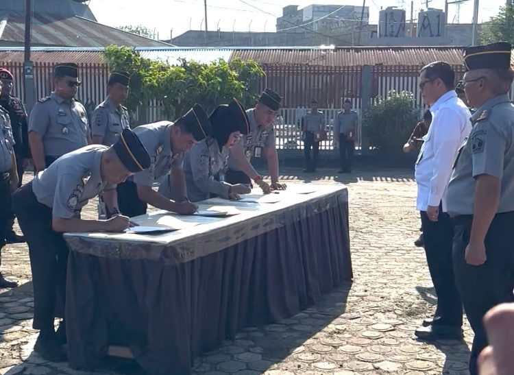 Petugas Lapas Jambi menandatangani Pakta Integritas disaksikan langsung oleh Kakanwil Ditjen PAS Jambi, Hidayat, dalam rangka memperingati Hari Lahir Pancasila 2025 (Dok. Daus)