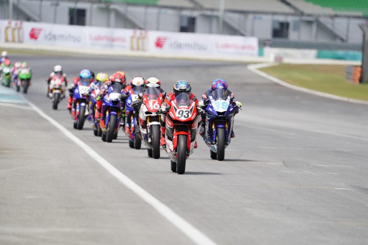 Deretan pebalap Asia Road Racing Championship 2025 kelas AP250 melesat dari garis start di Sirkuit Sepang, Malaysia. Fadillah Arbi Aditama (#93) memimpin balapan dan mengibarkan Merah Putih di podium tertinggi. (Dok. Sisnen)