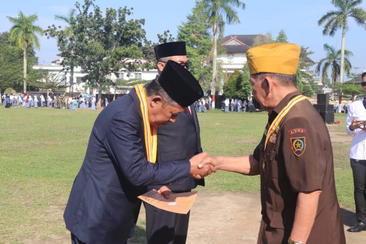 Wakil Gubernur Jambi Abdullah Sani menerima penghargaan Bintang Legiun Veteran Republik Indonesia dari Ketua DPD LVRI Jambi Mayor (Purn) Mulia Sihombing usai upacara peringatan Hari Lahir Pancasila, Senin (2/6/2025). (Foto: Agus/Kominfo)