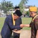 Wakil Gubernur Jambi Abdullah Sani menerima penghargaan Bintang Legiun Veteran Republik Indonesia dari Ketua DPD LVRI Jambi Mayor (Purn) Mulia Sihombing usai upacara peringatan Hari Lahir Pancasila, Senin (2/6/2025). (Foto: Agus/Kominfo)