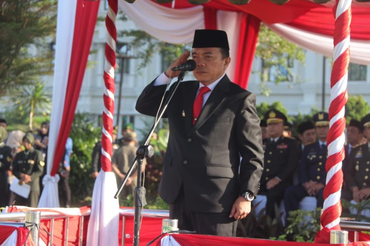 Gubernur Al Haris, memimpin upacara Peringatan Hari Lahir Pancasila 2025 di Lapangan Kantor Gubernur Jambi. Senin (2/6/2025). (Dok. Erut - Kominfo)