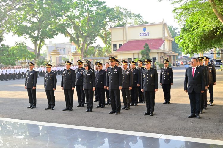 Wakapolda Jambi, Brigjen Pol. M. Mustaqim, memimpin upacara peringatan Hari Lahir Pancasila 2025 di Lapangan Hitam Mapolda Jambi, Senin (2/6/2025). (Dok. Daus)