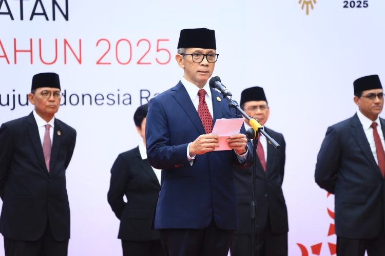 Ketua Dewan Komisioner OJK, Mahendra Siregar, menyampaikan amanat dalam upacara peringatan Hari Lahir Pancasila 2025 yang digelar di halaman Gedung Soemitro Djojohadiksumo, Kompleks Kementerian Keuangan, Jakarta, Senin (2/6/2025). (Foto: Humas OJK)