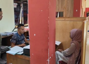 Ibu korban melaporkan dugaan kasus malpraktik khitan yang menimpa anaknya ke Polres Kerinci, Minggu (1/6/2025). Dok. Diko)