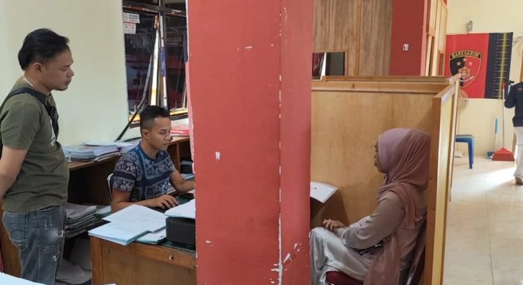 Ibu korban melaporkan dugaan kasus malpraktik khitan yang menimpa anaknya ke Polres Kerinci, Minggu (1/6/2025). Dok. Diko)