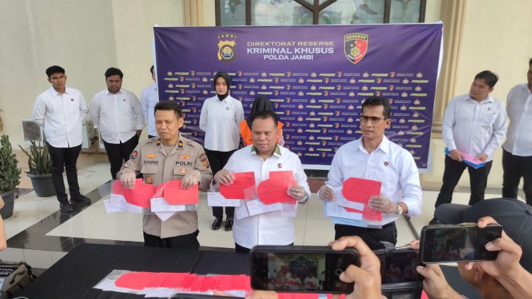 Wadir Reskrimsus Polda Jambi AKBP Taufik Nurmandia, S.I.K., M.H. dalam konferensi pers yang digelar di Mpolda Jambi, Minggu (2/6/2025) (Foto: Nahar)
